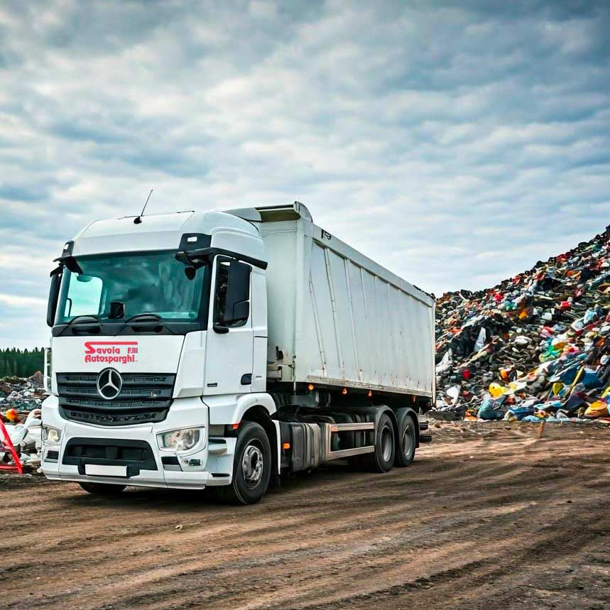 camion bianco adibito a trasporto per smaltimento di rifiuti speciali all'interno di un'area autorizzata